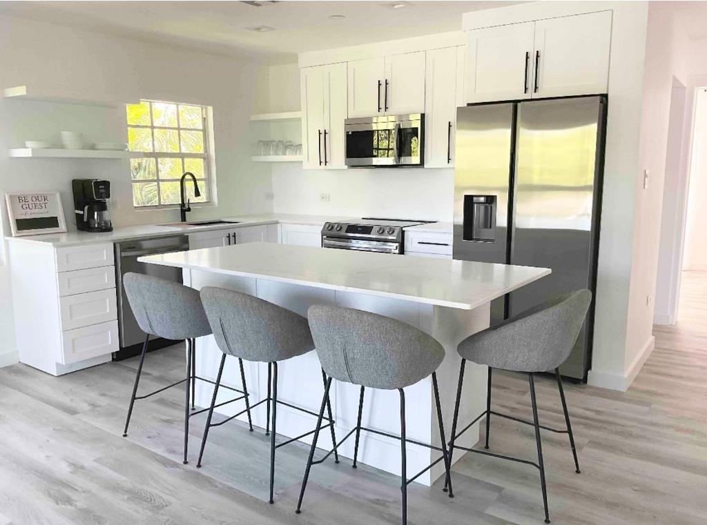 Hidden Hideaway-7Mile-2bed2bath-Pool -KingBed