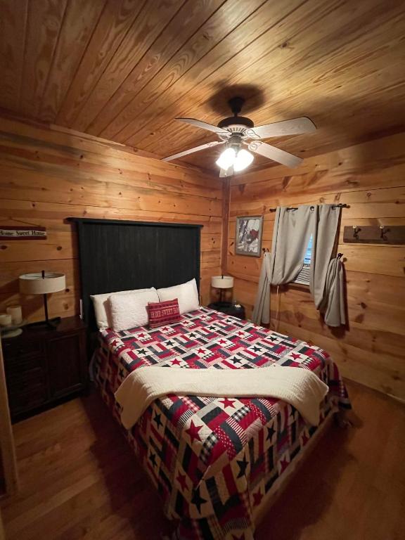Postel nebo postele na pokoji v ubytování Cedar Street Lodge