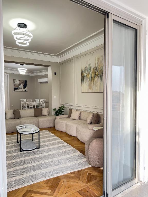 Posezení v ubytování Luxury 5-Star Nile View Apartment - Prime Cairo Location