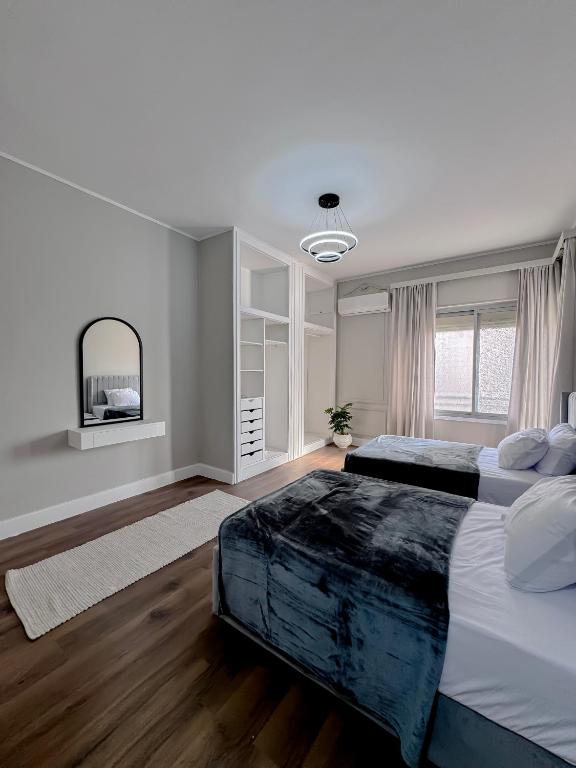 Postel nebo postele na pokoji v ubytování Luxury 5-Star Nile View Apartment - Prime Cairo Location