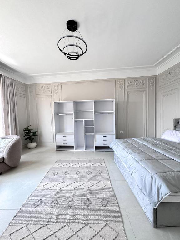 Postel nebo postele na pokoji v ubytování Luxury 5-Star Nile View Apartment - Prime Cairo Location