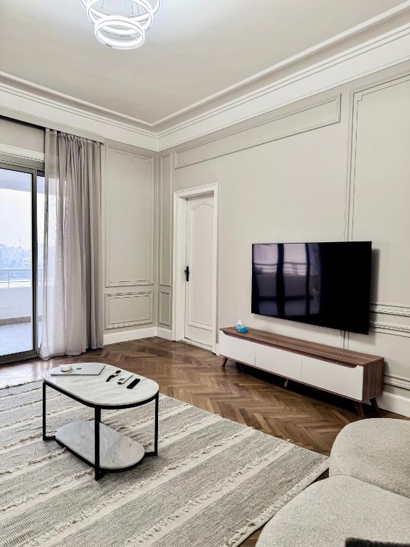 TV a/nebo společenská místnost v ubytování Luxury 5-Star Nile View Apartment - Prime Cairo Location