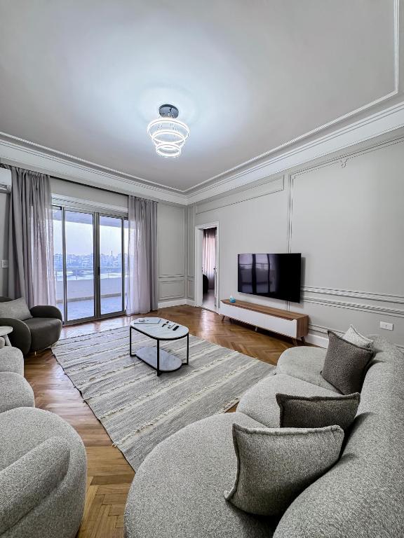 TV a/nebo společenská místnost v ubytování Luxury 5-Star Nile View Apartment - Prime Cairo Location