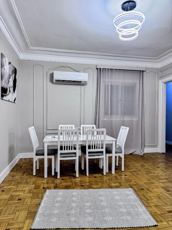 Posezení v ubytování Luxury 5-Star Nile View Apartment - Prime Cairo Location