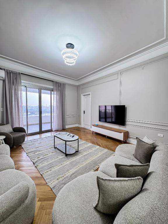 TV a/nebo společenská místnost v ubytování Luxury 5-Star Nile View Apartment - Prime Cairo Location