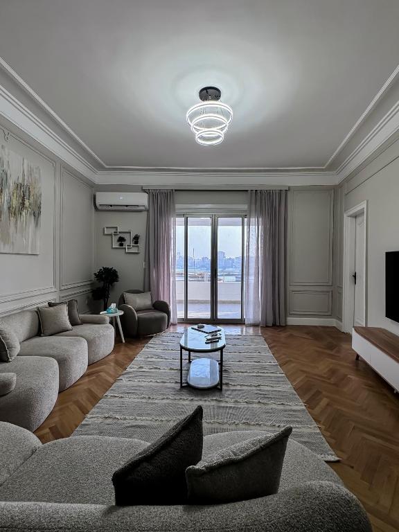 TV a/nebo společenská místnost v ubytování Luxury 5-Star Nile View Apartment - Prime Cairo Location