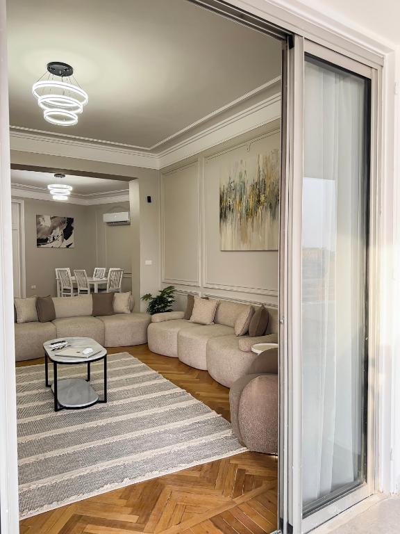 Posezení v ubytování Luxury 5-Star Nile View Apartment - Prime Cairo Location