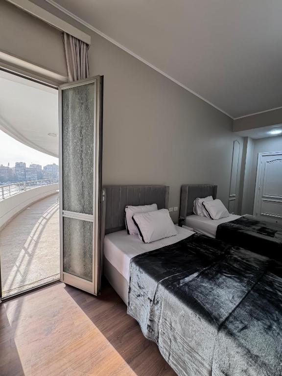 Postel nebo postele na pokoji v ubytování Luxury 5-Star Nile View Apartment - Prime Cairo Location