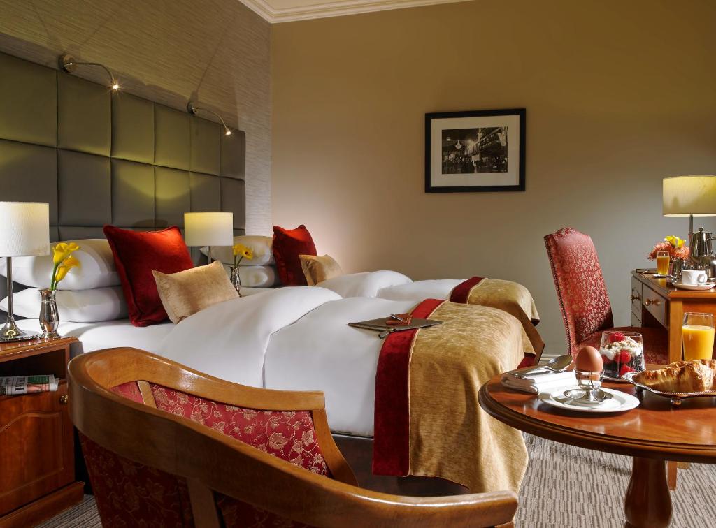 Postel nebo postele na pokoji v ubytování Buswells Hotel