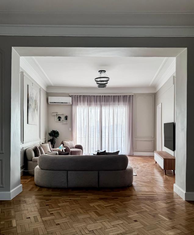 Posezení v ubytování Luxury 5-Star Nile View Apartment - Prime Cairo Location