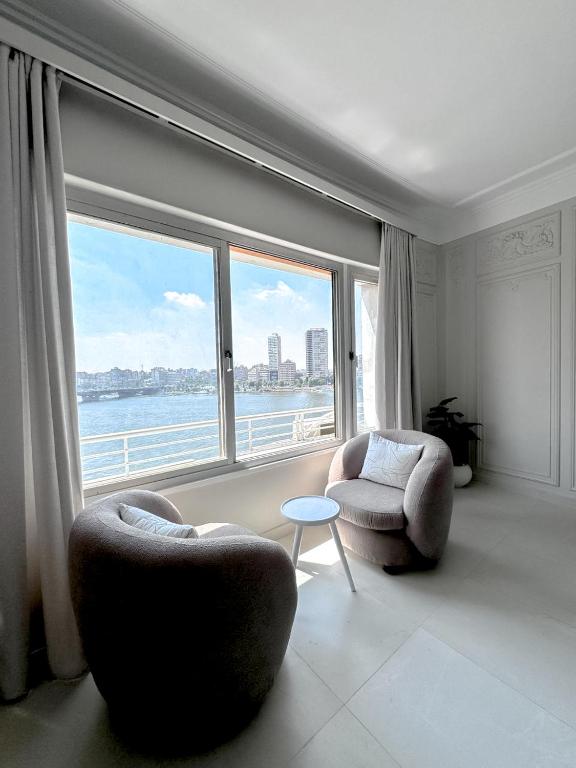 Posezení v ubytování Luxury 5-Star Nile View Apartment - Prime Cairo Location