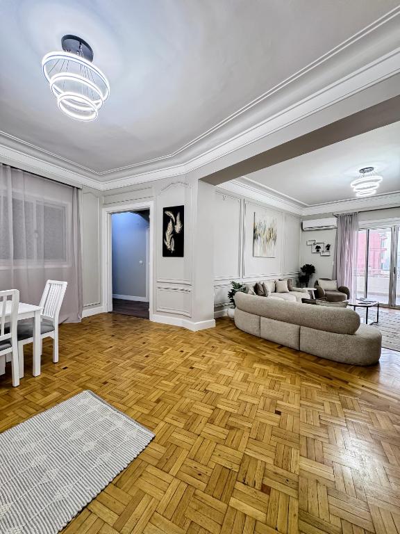 Posezení v ubytování Luxury 5-Star Nile View Apartment - Prime Cairo Location