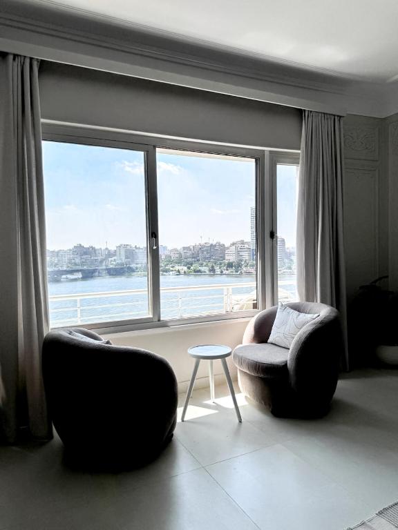 Posezení v ubytování Luxury 5-Star Nile View Apartment - Prime Cairo Location