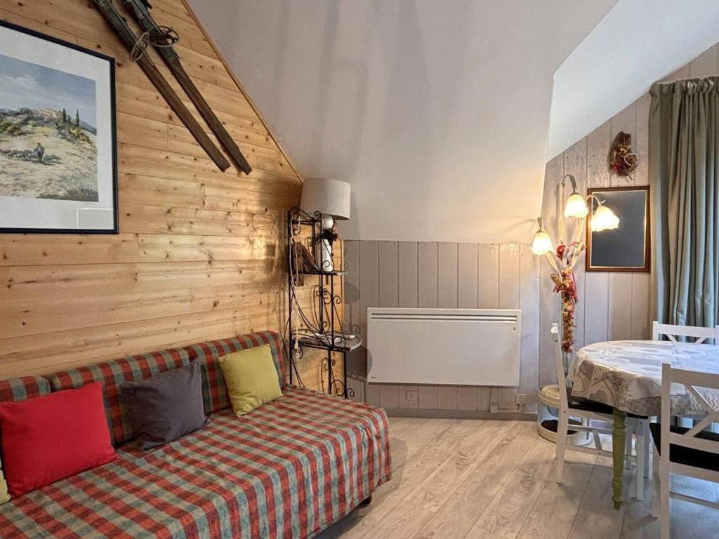 un salon avec un lit et une table dans l'établissement Charmant Studio en Duplex pour 4 pers. - Accès pistes & proche Aquariaz - FR-1-634-32, à Avoriaz