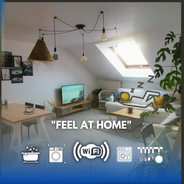 un salon avec un canapé et une télévision dans l'établissement Cocooning I Feel at Home, à Braux