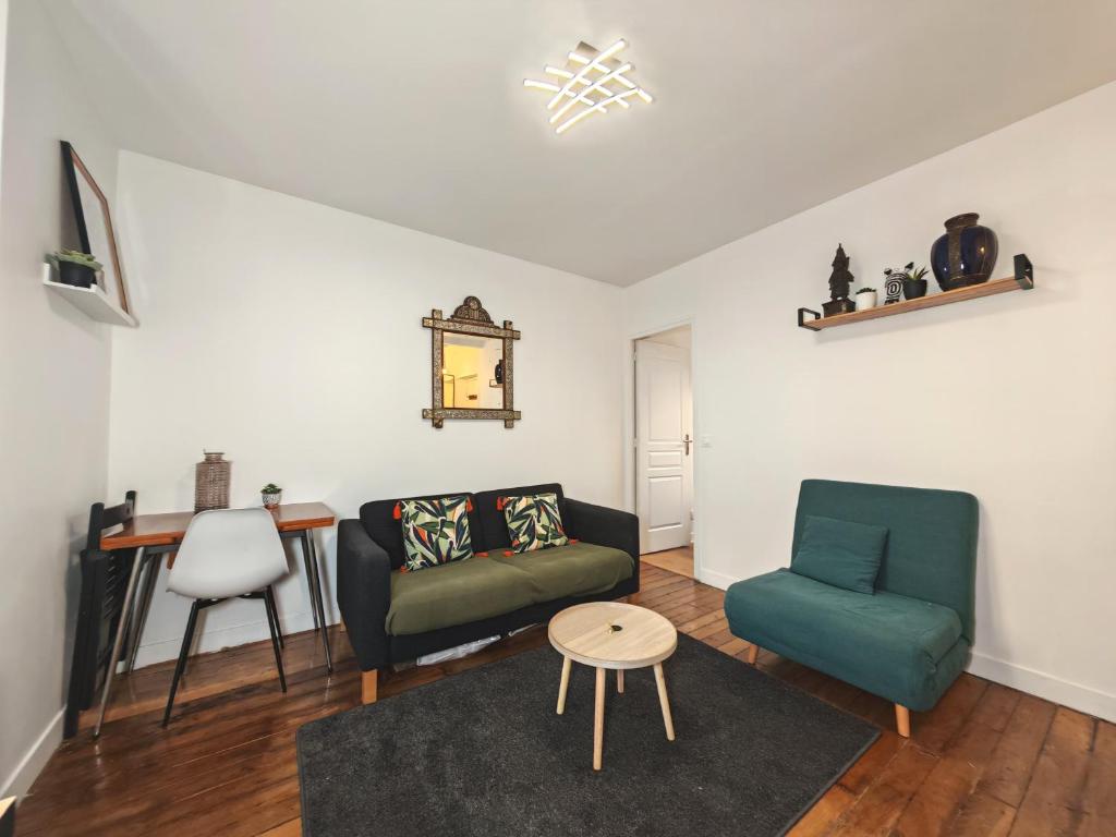 un salon avec un canapé et une table dans l'établissement Cozy - Marché aux Puces de Saint-Ouen, à Saint-Ouen