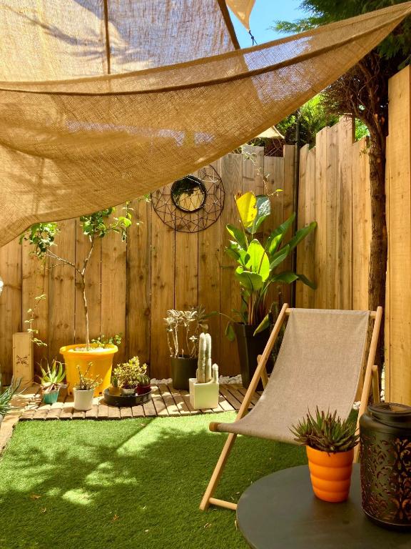 un patio avec un hamac et une clôture avec des plantes dans l'établissement Résidence Coté Village, à Valbonne