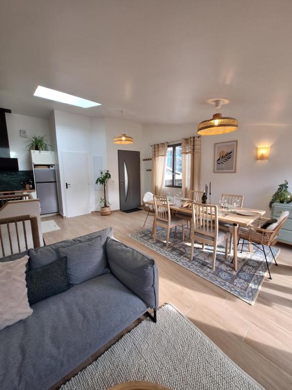 un salon avec un canapé et une table dans l'établissement Boêmia - Appartement cosy au coeur des montagnes, à Saint-Jean-de-Maurienne