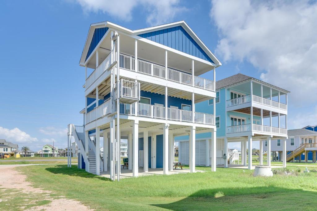 Casa azul y blanca con escalera en Modern Galveston Vacation Rental Steps to Beach!, en Galveston