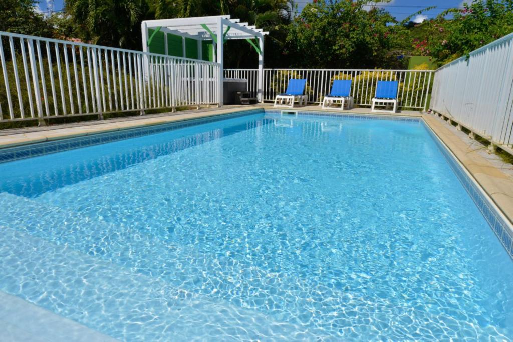 Bazén v ubytování Sur la route des épices - Location villas avec piscine et jacuzzi nebo v jeho okolí
