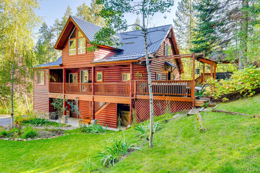 Κήπος έξω από το Dreamy Alpine Cabin with Hot Tub, Fireplace and More!