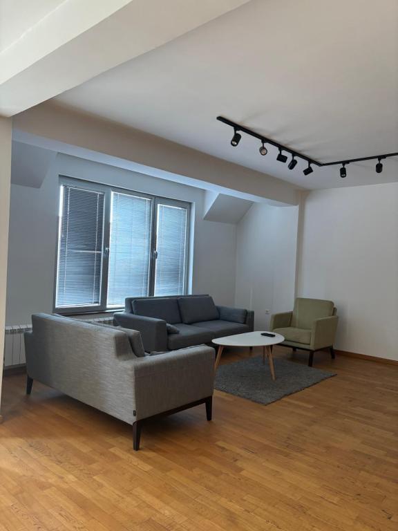 Three Bedroom Apartment Near City Center - Apartamento De Lujo De Tres Dormitorios