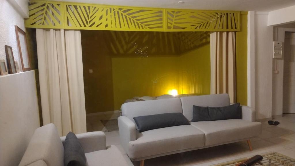 Ein Sitzbereich in der Unterkunft La Canopée - Appartement F2 avec piscine - vue mer