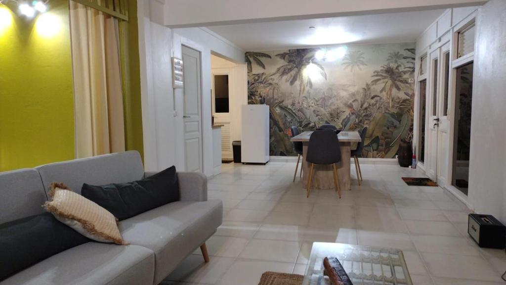 Ein Sitzbereich in der Unterkunft La Canopée - Appartement F2 avec piscine - vue mer