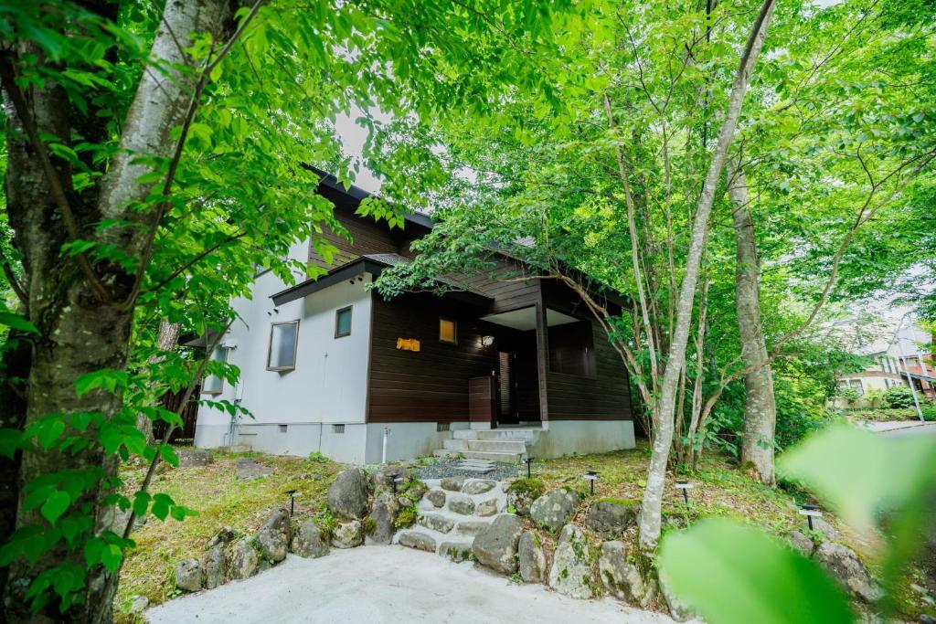 una casa nel bosco con gli alberi di RINKA - Zao Sansuien - Gaia Resort - Vacation STAY 54030v a To-katta