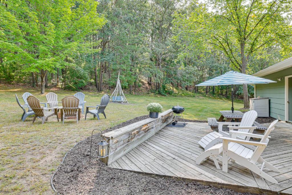 Κήπος έξω από το Four-Season Home on Scenic Bluff Country Acreage!