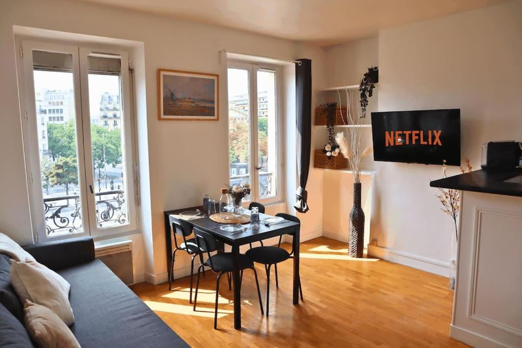 un salon avec une table et un canapé dans l'établissement Grand T2 Élégant à Nation, Paris, à Paris