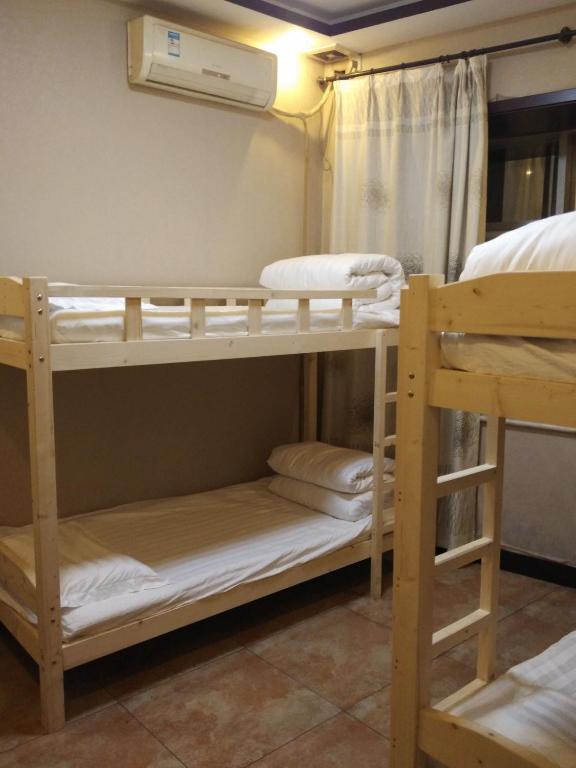 Postel nebo postele na pokoji v ubytování Huashan International Youth Hostel