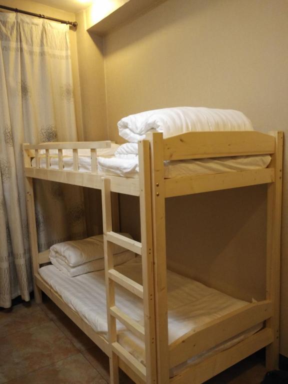 Postel nebo postele na pokoji v ubytování Huashan International Youth Hostel