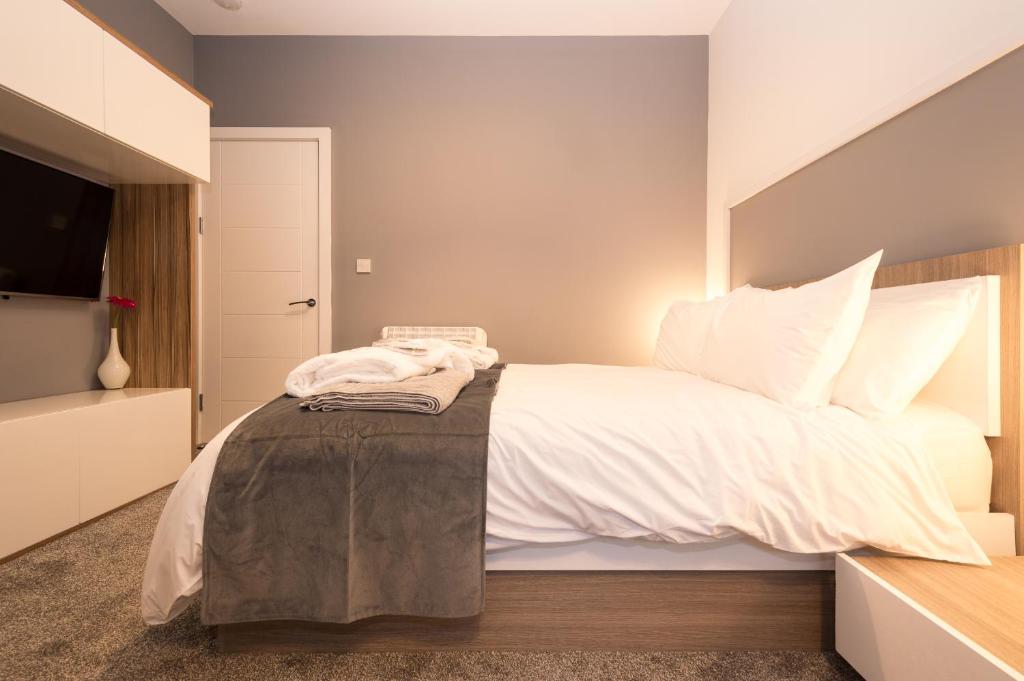 Aaron Wise Apartments - One-Bedroom Apartment