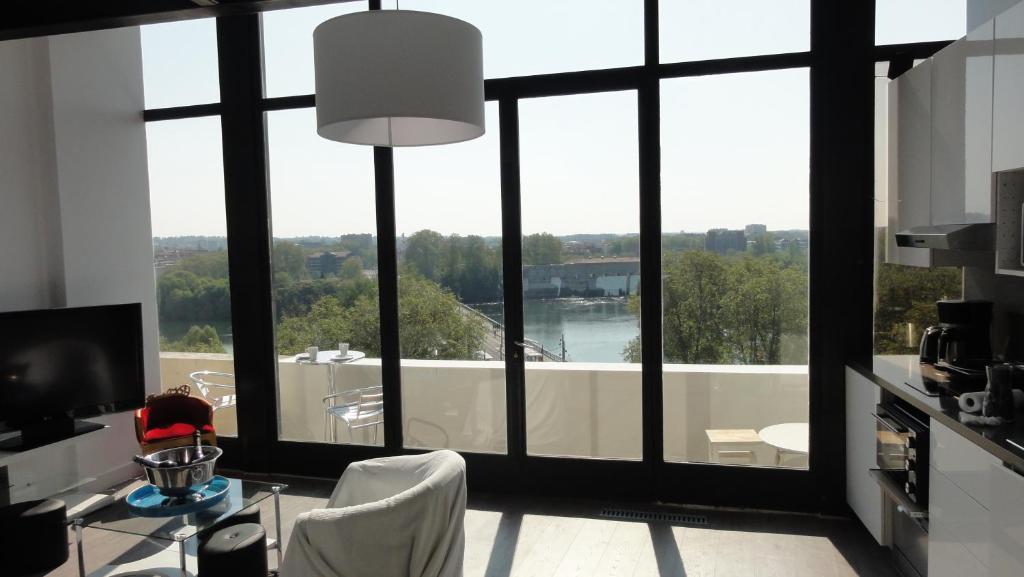 トゥールーズにあるLoft vue fleuve Garonne parking gratuitのリビングルーム(大きな窓付)