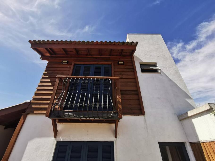 a balcony on the side of a building at Estúdio Laranjal in Dunas