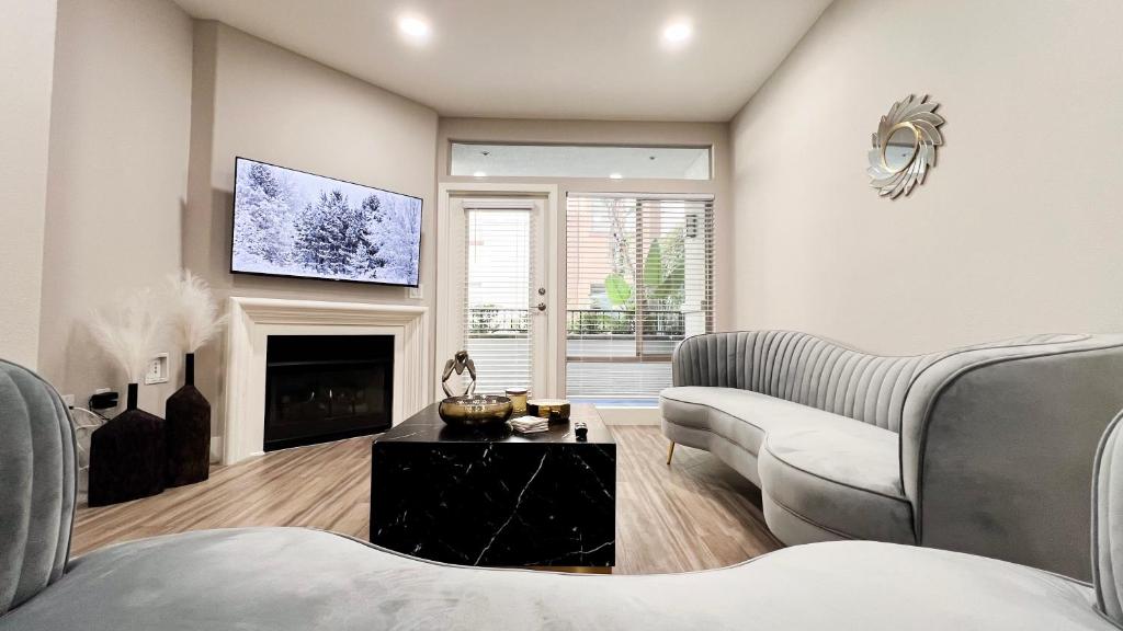 Гостиная зона в Modern Apartment in Trendy Area