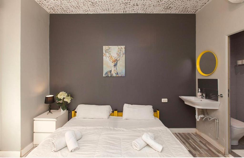 HeyLola! Hostel - Double Or Twin Room With Private Bathroom