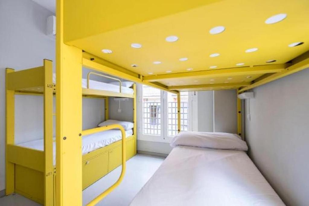 HeyLola! Hostel - Bed In 14-Bed Mixed Dormitory Room