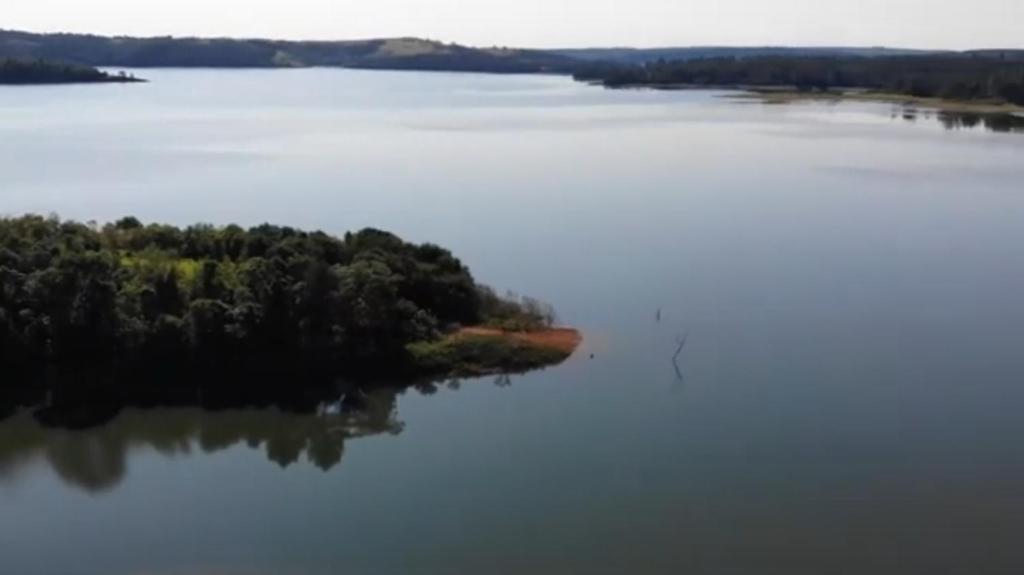 an island in the middle of a large body of water at Rancho do Pijuca - Usina Mauá in Ortigueira