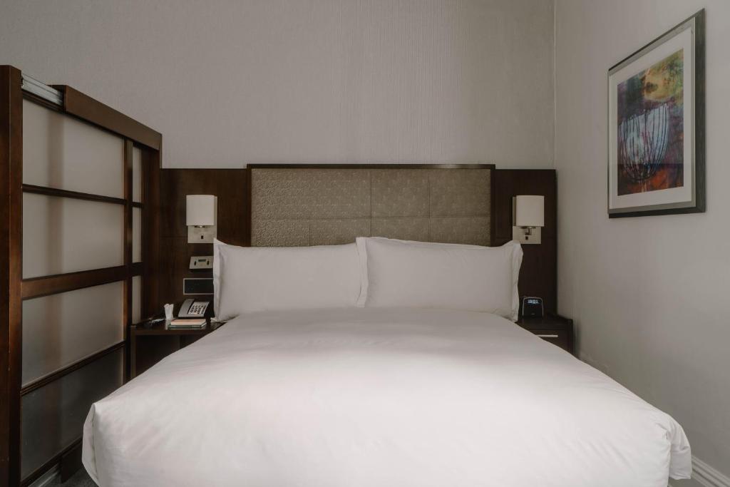 Club Quarters Hotel Trafalgar Square, London - Small Queen Room