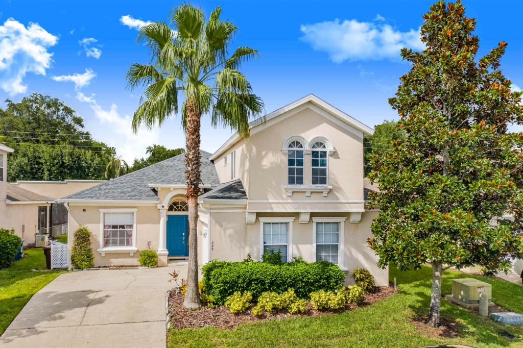 eine Palme vor einem Haus in der Unterkunft Villa Mona, 4bed pool, Hot tub,Game Room at Calabay Tower lake in Haines City