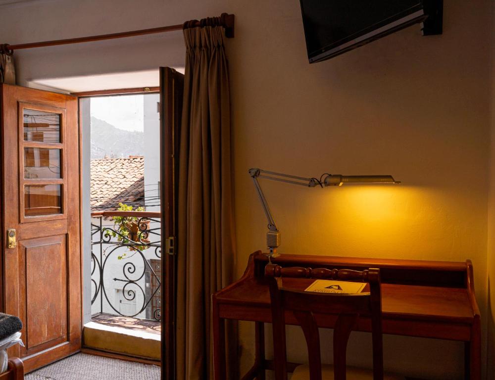 Televiisor ja/või meelelahutuskeskus majutusasutuses Hotel La Posada de Atahualpa