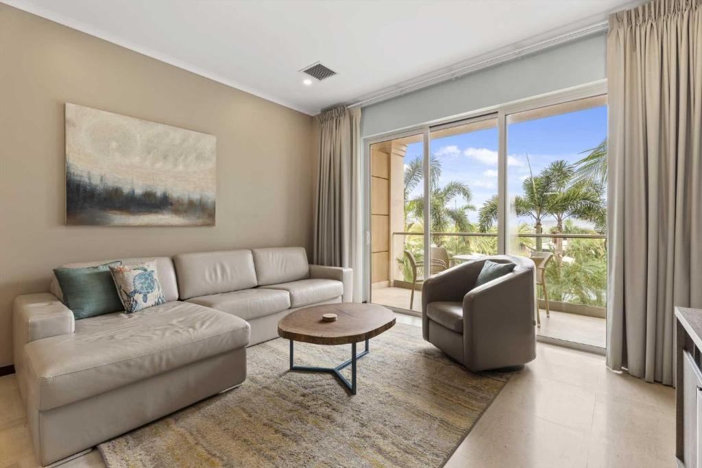 un soggiorno con un divano e una poltrona di Eagle Beach - Imperial Blossom 2BR condo - LV204 a Palm Beach