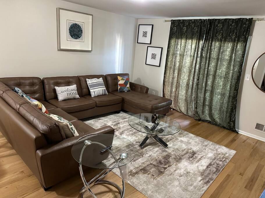 Χώρος καθιστικού στο Unique 3 Bedroom 10 mins from EWR Airport NYC
