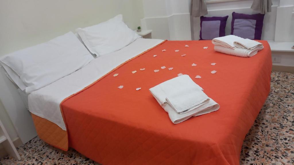 Łóżko lub łóżka w pokoju w obiekcie B&B Maestra Giovanna