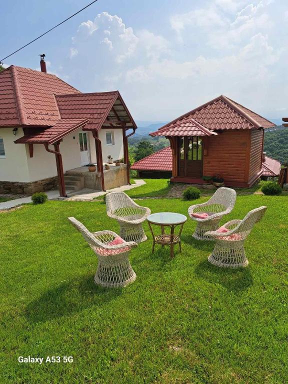 Příroda nedaleko venkovského domu