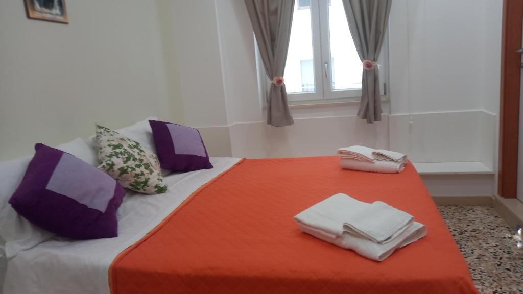 Łóżko lub łóżka w pokoju w obiekcie B&B Maestra Giovanna