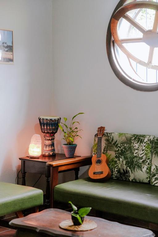 乌巴图巴Que onda!的带沙发和吉他的客厅
