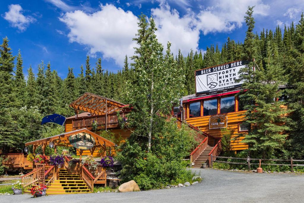 ein großes Gebäude mit Treppen, die zu ihm führen in der Unterkunft Denali Crow's Nest Cabins in McKinley Park